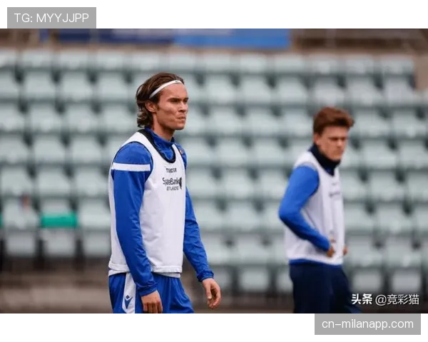 终场哨响,水晶宫主帅霍奇森在塞尔赫斯特公园向主场球迷致意 终场哨响,水晶宫主帅霍奇森在塞尔赫斯特公园向主场球迷致意