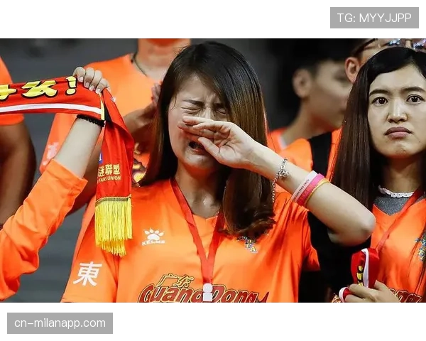 暖心一幕：球迷看台突发不适，比赛暂停五分钟进行救治