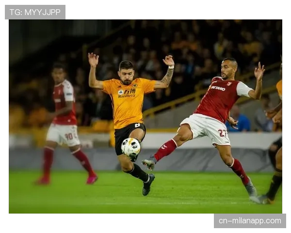 雨中激战:西汉姆联与狼队球员在泥泞场地上多次滑倒 雨中激战:西汉姆联与狼队球员在泥泞场地上多次滑倒